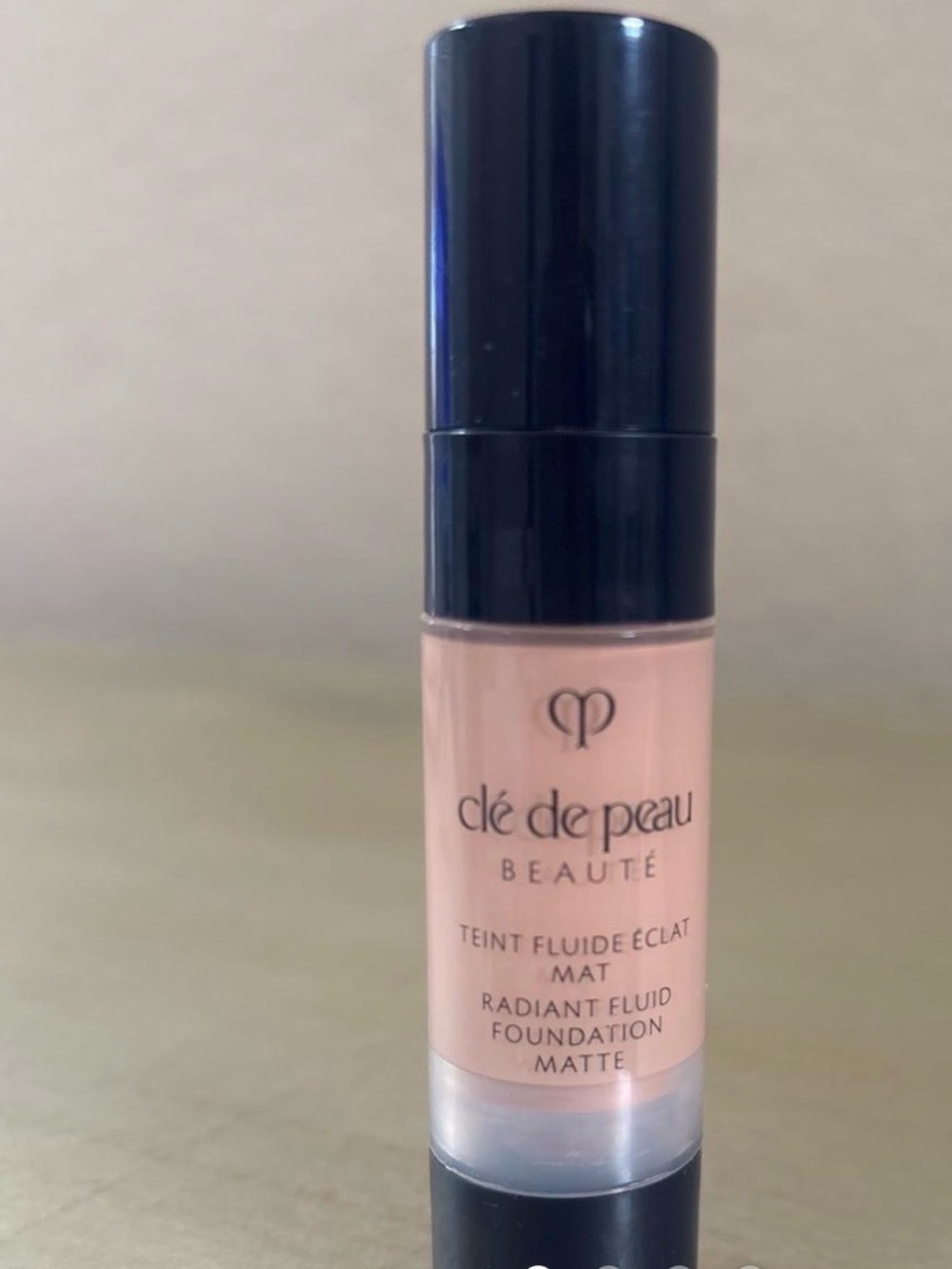 clé de peau Radiant Fluid Foundation — B 20 Light beige